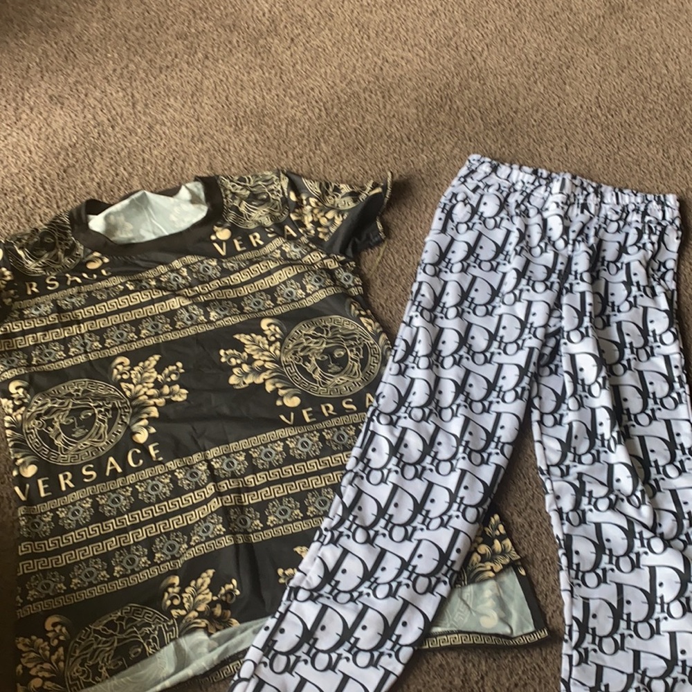 Cleaning up closet clothes for cheap 5$ each - Picture 4 of 8